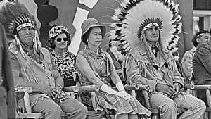 1973年，英国女王伊丽莎白二世在雷霆湾。右边是威廉堡第一民族酋长莱纳德·佩尔蒂埃。(图片来源:约翰·唐宁/快报/赫尔顿档案馆/盖蒂图片社)